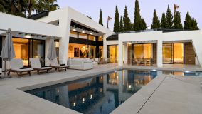 Villa for sale in Los Naranjos, Nueva Andalucia