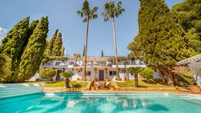 Villa for sale in Puerto del Almendro, Benahavis