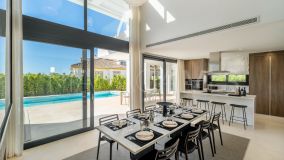 Villa for sale in El Paraiso, Estepona East