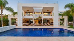 Villa for sale in Los Olivos, Nueva Andalucia
