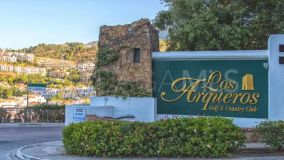 Apartamento Planta Baja en venta en Los Arqueros, Benahavis