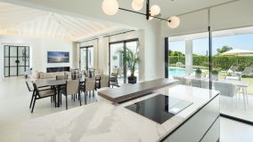 Villa en venta en Los Naranjos Golf, Nueva Andalucia