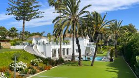 Villa for sale in Atalaya Golf, Estepona Est