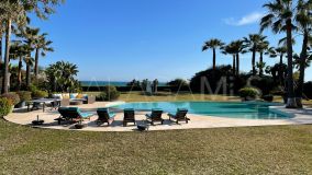 Villa for sale in El Paraiso Playa, Estepona East