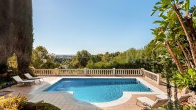 Villa for sale in El Herrojo, Benahavis