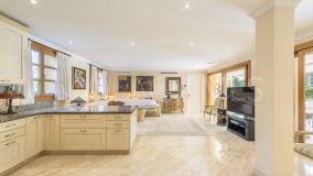 Villa for sale in Las Brisas, Nueva Andalucia