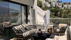 Impresionante ático de 3 dormitorios con preciosas vistas al mar, en la prestigiosa urbanización La Quinta.