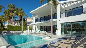 Villa for sale in Aloha, Nueva Andalucia