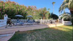Villa for sale in Parcelas del Golf, Nueva Andalucia