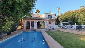 Villa for sale in Parcelas del Golf, Nueva Andalucia