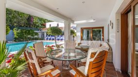 Villa en venta en Guadalmansa Playa, Estepona Este