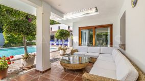 Villa en venta en Guadalmansa Playa, Estepona Este