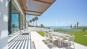 Villa en venta en Beach Side New Golden Mile, Estepona