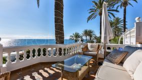 Frontline beach townhouse with amazing sea views in Oasis Club, Marbella