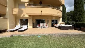 Encantador apartamento en planta baja con acceso directo al jardin en Elviria, Marbella.