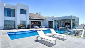 Top quality contemporary 5 bedroom south facing villa with stunning views for sale in Los Flamingos, Benahavís
