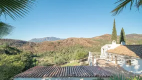 For sale 4 bedrooms country house in Altos de Estepona