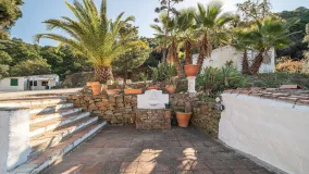 For sale 4 bedrooms country house in Altos de Estepona