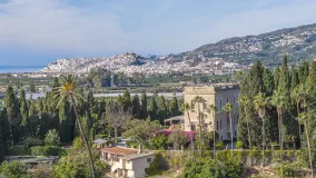Motril, edificio singular en venta con 8 dormitorios