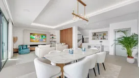 Villa for sale in Estepona with 6 bedrooms