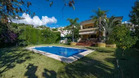 Se vende villa en Los Arqueros de 6 dormitorios