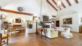 Comprar casa con 4 dormitorios en Guadalmina Alta