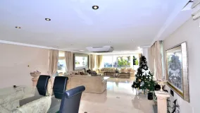 Villa for sale in Elviria with 8 bedrooms