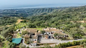 Villa a la venta de 7 dormitorios en Elviria