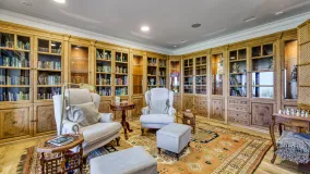Villa a la venta de 7 dormitorios en Elviria