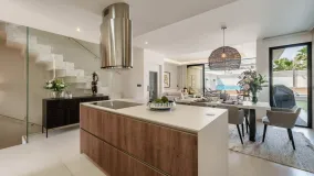 For sale semi detached house with 5 bedrooms in Marbella - Puerto Banus