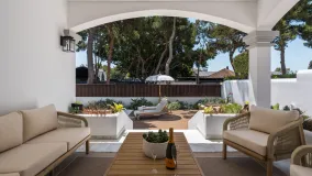 Buy villa with 6 bedrooms in Altos del Rodeo