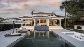 Villa for sale in Nueva Andalucia