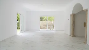 Buy 2 bedrooms villa in Marbella