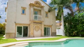 Buy 2 bedrooms villa in Marbella