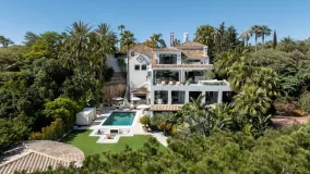 For sale villa with 6 bedrooms in Nueva Andalucia