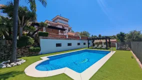 Villa de 4 dormitorios a la venta en Elviria