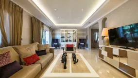 Villa de 4 dormitorios a la venta en Elviria
