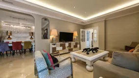 Villa de 4 dormitorios a la venta en Elviria