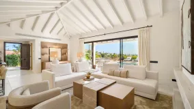 Buy villa with 4 bedrooms in Nueva Andalucia
