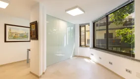 Local comercial con 5 dormitorios a la venta en Marbella