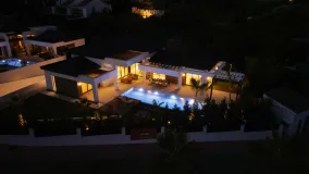 Se vende villa con 4 dormitorios en Nueva Andalucia