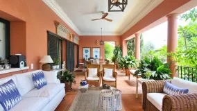 For sale villa with 5 bedrooms in Altos de Puente Romano
