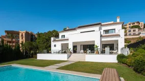 Villa a la venta en Elviria