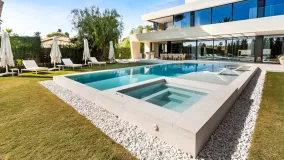 Villa a la venta de 6 dormitorios en Los Monteros Playa