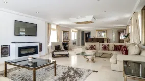 Villa en venta en Elviria con 8 dormitorios