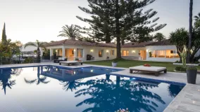 Villa en venta en Elviria con 8 dormitorios