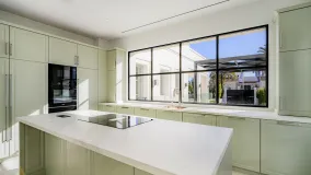 For sale villa in Nueva Andalucia