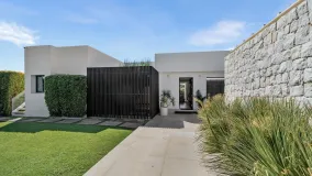 For sale villa in Nueva Andalucia