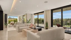 For sale villa in Nueva Andalucia