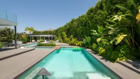 8 bedrooms Nueva Andalucia villa for sale